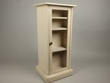 une petite armoire avec des étagères, sur fond gris