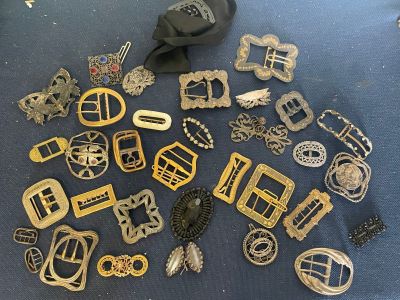 un grand nombre d'objets métalliques posés sur une table