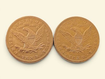deux pièces d'or, dont l'une représente un grand aigle et l'autre un aigle plus petit