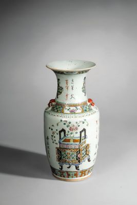 un vase blanc avec un tableau posé sur une table