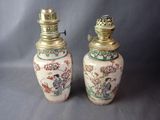 paire de vases asiatiques ornés de figures asiatiques sur fond gris