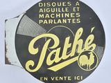 une enseigne portant l'inscription « Pathé » sur le côté d'un immeuble