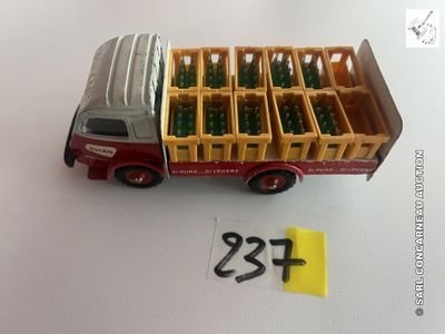 un camion miniature avec des caisses à l'arrière