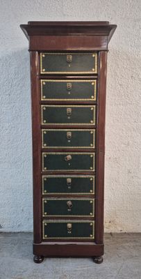 une image représentant une grande commode en bois dotée de nombreux tiroirs