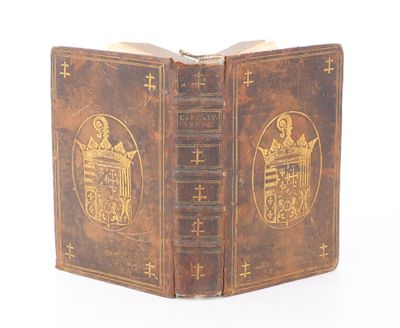 un vieux livre orné d'un motif doré sur la couverture