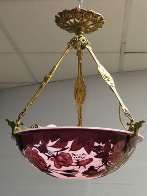 un bol rose suspendu au plafond dans une pièce