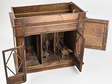 une petite boîte en bois contenant une poupée