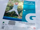 une photo d'une photo montrant un enfant jouant avec un frisbee