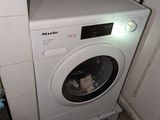 un lave-linge et un sèche-linge dans une petite pièce