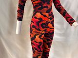 un mannequin vêtu d'un body à imprimé camouflage rouge et noir