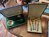 trois cuillères en argent et deux cuillères en argent dans une boîte