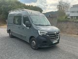 une camionnette grise garée sur le bord de la route