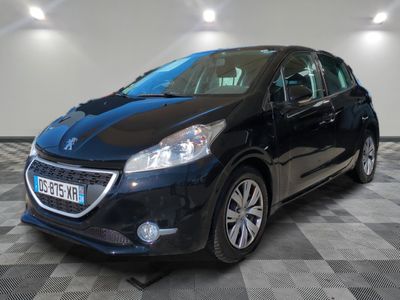 la voiture noire est garée dans le garage sur le sol en damier