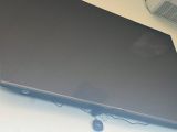 un ordinateur portable posé sur un bureau