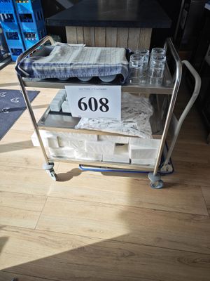 une photo d'un chariot de cuisine sur lequel sont disposés de nombreux plats