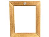 un cadre photo en bois sur fond blanc