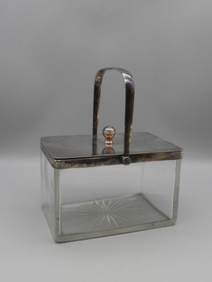 Boite à biscuits en cristal et métal argenté en forme de pan…