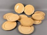 un lot de six assiettes plates jaunes posées sur un support gris