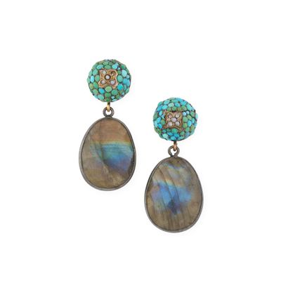 une paire de boucles d'oreilles en labradorite et turquoise