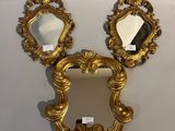 deux miroirs accrochés au mur l'un à côté de l'autre