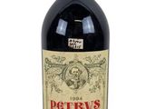 une bouteille de vin posée sur une table