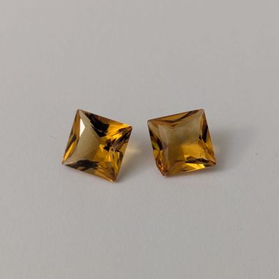 une paire de saphirs jaunes sur un fond blanc
