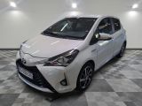 La Toyota Yaris est garée sur un sol à damier dans un garage.