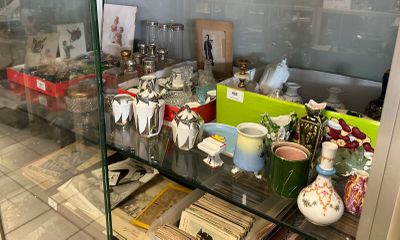 une vitrine en verre contenant divers objets