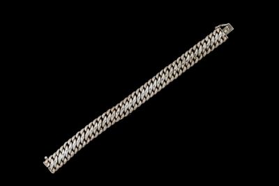 gros plan d'un bracelet en argent sur fond noir