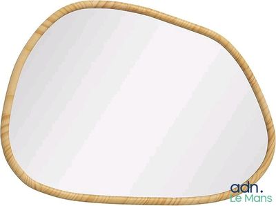 Le miroir est en bois et possède un cadre incurvé.