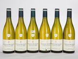 six bouteilles de vin blanc alignées