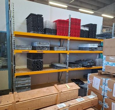 de nombreux cartons et boîtes sur les étagères de l'entrepôt