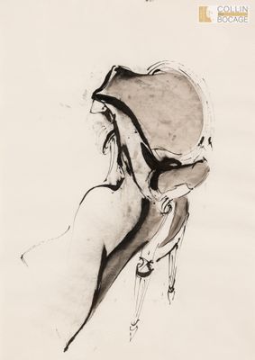 un dessin à l'encre représentant une femme assise sur une chaise, de dos par rapport à l'appareil photo