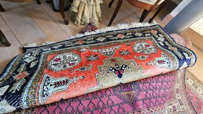 deux tapis posés par terre à côté d'un fauteuil