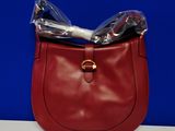 sac à main en cuir rouge orné d'un nœud sur le dessus