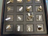 une vitrine sur laquelle sont exposées de nombreuses bagues