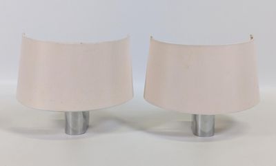 une paire de lampes blanches posées sur une surface blanche, avec un fond blanc