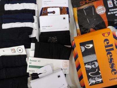 une boîte de chaussettes et une paire de chaussettes posées sur une table