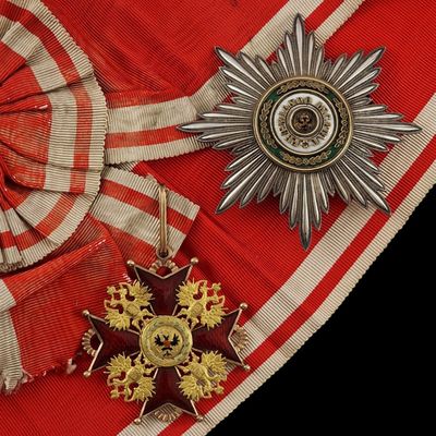 un uniforme rouge et blanc orné d'une étoile et d'une médaille