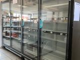 de nombreux réfrigérateurs vides dans un magasin sans portes