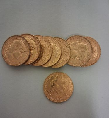 gros plan d'un paquet de pièces de monnaie sur une table
