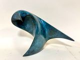 sculpture représentant un oiseau bleu sur fond blanc