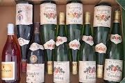 plusieurs bouteilles de vin dans une caisse sur la table