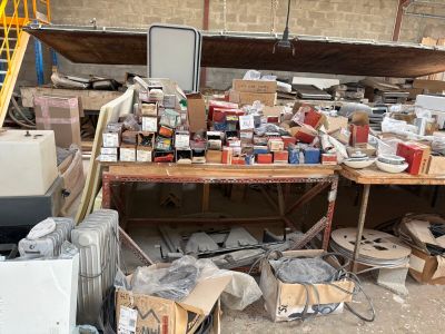 tout ce qui se trouve sur la table dans la pièce