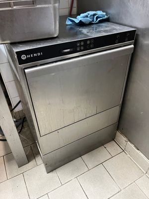 un lave-vaisselle argenté posé dans un coin de la cuisine