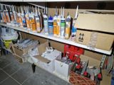 de nombreux pots de peinture et d'autres objets posés sur une étagère