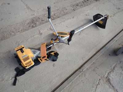 une petite machine posée par terre
