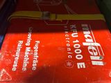 une boîte rouge posée au sommet d'une pile de boîtes