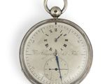 une montre de poche en argent avec des chiffres romains sur le cadran