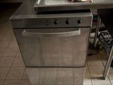 une cuisine équipée d'une cuisinière et d'un lave-vaisselle